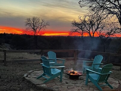 Hilltop Cabin Sunset Views at The Farm on a Hill