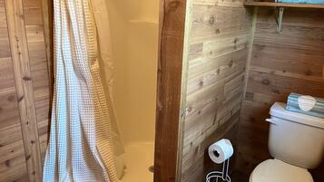 Een douche, een haardroger, handdoeken