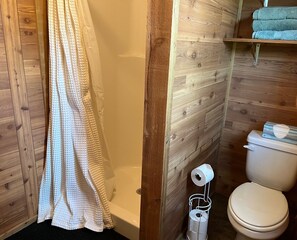 Douche, sèche-cheveux, serviettes fournies