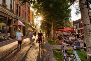 A cobblestone street lined with shops and outdoor seating areas. - Downtown 2 Bedroom Mountain Vacation Rental in the Heart of Downtown Aspen One Block From Silver Queen Gondola (Aspen)