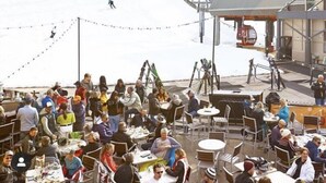 A ski resort with outdoor seating and a view of the ski slopes. - Downtown 2 Bedroom Mountain Vacation Rental in the Heart of Downtown Aspen One Block From Silver Queen Gondola (Aspen)