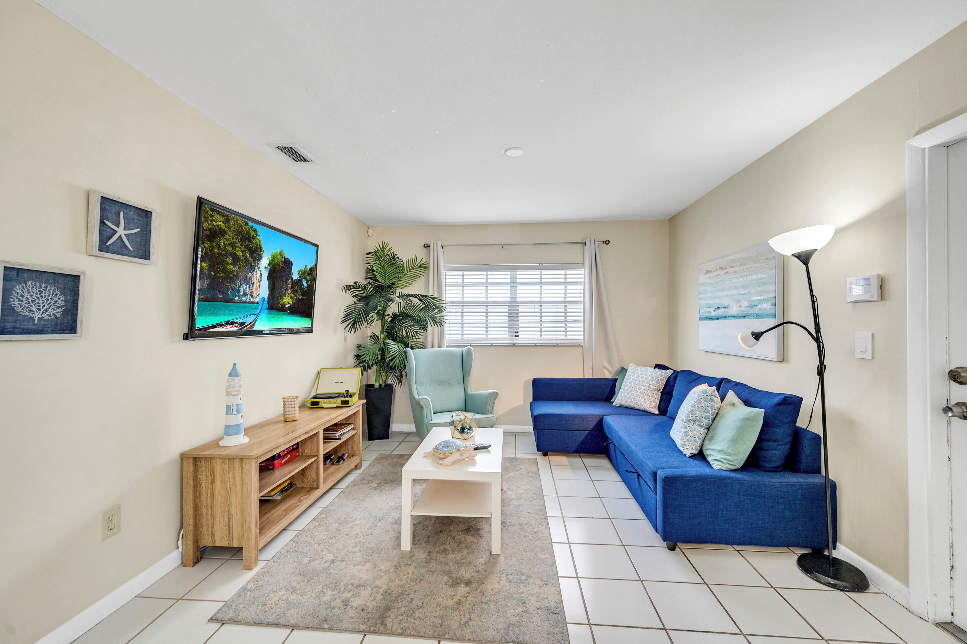 تلفزيون ذكي، ألعاب فيديو، كُتُب