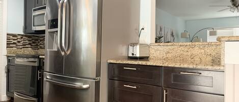 ثلاجة، ميكروويف، فرن، موقد طهي مسطح