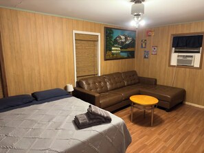 2 bedrooms, iron/ironing board, free WiFi, bed sheets - “Historic Route 66 Cabin in Downtown Ocala” (Ocala)