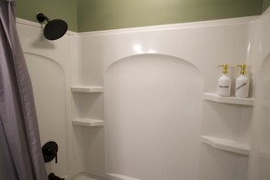 Ensemble douche/baignoire, sèche-cheveux, serviettes fournies, savon
