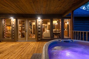 Terrace/patio - Stunning romantic log cabin with a hot tub in a convenient, forest neighborhood. (Broken Bow)