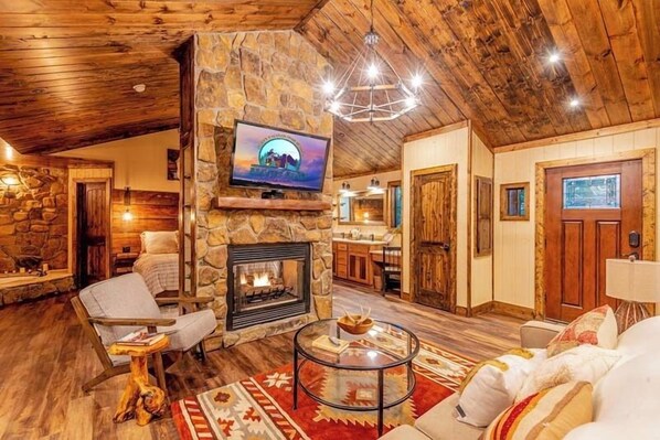 Smart TV, fireplace, DVD player, books - Stunning romantic log cabin with a hot tub in a convenient, forest neighborhood. (Broken Bow)