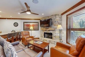 شقة (Luxury Ski in, Ski out 1 Bedroom Moun) | غرفة المعيشة | تلفزيون