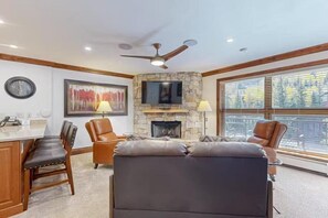 Condo (Luxury Ski in, Ski out 1 Bedroom Moun) | Living room