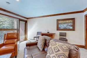 Bloc d'apartaments (Luxury Ski in, Ski out 1 Bedroom Moun) | Sala d'estar | Televisor 