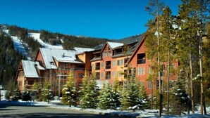 A lodge with multiple wooden buildings, snow-covered trees, and a clear sky. - Beautiful 3 Bedroom Mountain Condo in River Run Village With Hot Tub Access and Walking Distance to the Gondola (Keystone)