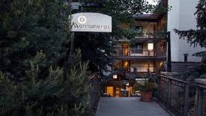 L'entrée d'un hôtel, avec une enseigne indiquant « Montaneros ».