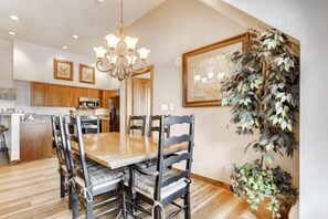 Condo (Downtown Breckenridge 2 Bedroom Condo) | Sala de estar | Televisión y chimenea 