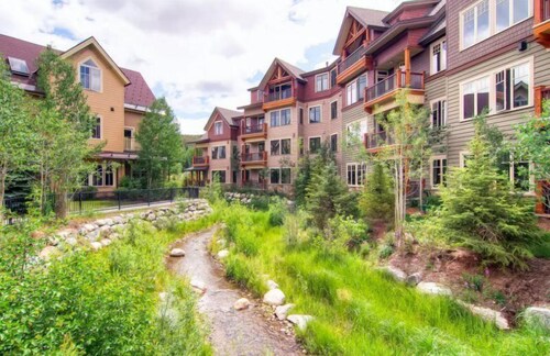 Perfectly Placed 2 Bedroom Vacation Rental in Historic Downtown Breckenridge With Access to Hot Tub and Pool