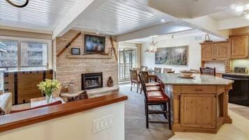 Condo (2 Bedroom Condo in Downtown Aspen, Ju) | Exterior