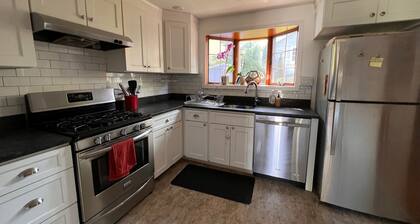 Cheerful, family friendly 2 bedroom 3 miles from US Open!