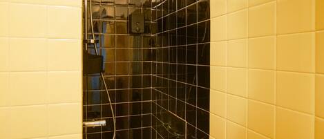 Douche, sèche-cheveux, serviettes fournies