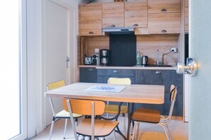 Een koelkast, een microgolfoven, een oven, een vaatwasser