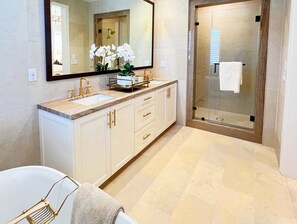 Combined shower/bathtub