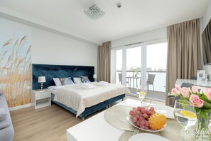 Comfort Studio Suite | Living area | 40-inch TV with satellite channels - Seaside Apartamenty Kasprowicza (Kolobrzeg)