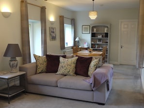 Smart TV, fireplace, books, stereo - Cosy Stone Cottage - The Bungalow Perrotts Brook - Detached, parking, wifi. (Perrotts Brook Cirencester)