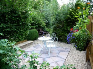 Outdoor dining - Cosy Stone Cottage - The Bungalow Perrotts Brook - Detached, parking, wifi. (Perrotts Brook Cirencester)