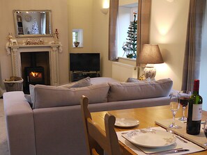 Smart TV, fireplace, books, stereo - Cosy Stone Cottage - The Bungalow Perrotts Brook - Detached, parking, wifi. (Perrotts Brook Cirencester)