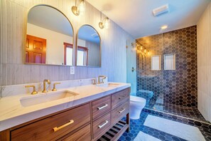 Combined shower/bathtub, hair dryer, towels - Luxury Townhome, Walk to the Village, Wifi, Private Spa & Garage (Mammoth Lakes)