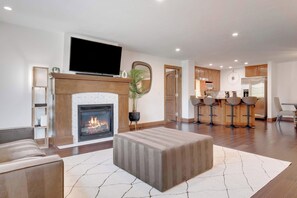 Smart TV, fireplace