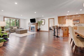 Smart TV, fireplace