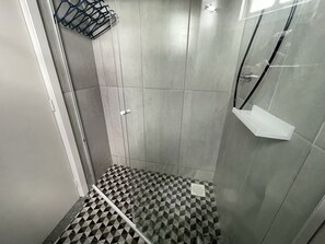 Doccia, asciugacapelli, asciugamani, sapone