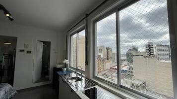 Geladeira, micro-ondas, cooktop, cafeteira/chaleira