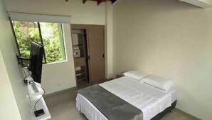 Una camera da letto con un letto, una finestra e un armadio.