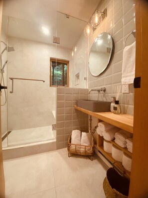 Badewanne, Haartrockner, Handtücher, Seife