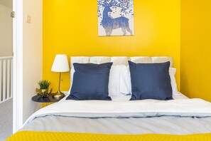 Habitación doble estándar | Tabla de planchar con plancha, wifi gratis y ropa de cama