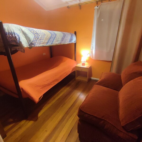 Desk, laptop workspace, free WiFi - Hotel Gatos de campo tiernos y traviesos (Santiago)