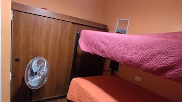 Escritorio, espacio para trabajar con laptop y wifi gratis