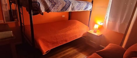 Habitación básica con 1 cama matrimonial o 2 individuales | Escritorio, espacio para trabajar con laptop y wifi gratis