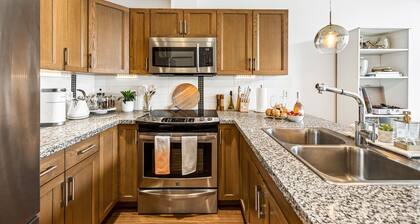 Joy's Chic Suite | 2 BR w Hot Tub & Sunrise Mountain View!