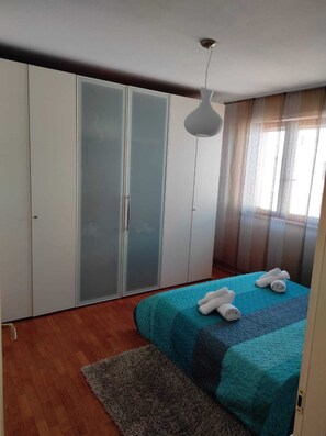 3 camere, una scrivania, Wi-Fi, lenzuola