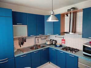 Frigorifero, microonde, forno, piano cottura