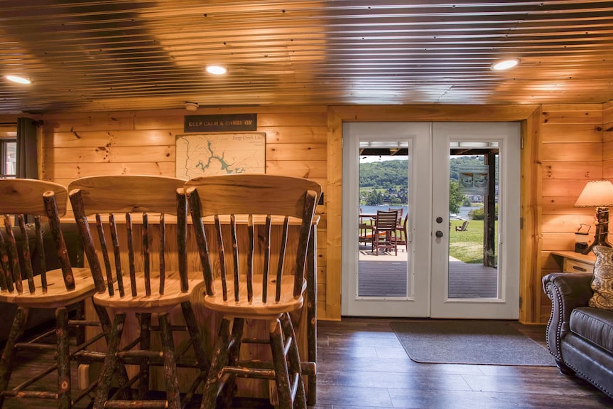 Private Home, Dock, Hot Tub, Lakefront, Large Yard - Maryland