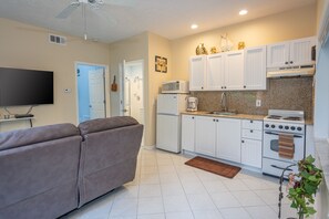 Fridge, microwave, oven, stovetop - Tropical Beach Destination (Fort Pierce)