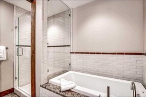 House (Luxury 4 Bedroom Penthouse Rental off) | Bathroom