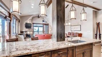House (Luxury 4 Bedroom Penthouse Rental off) | Private kitchen