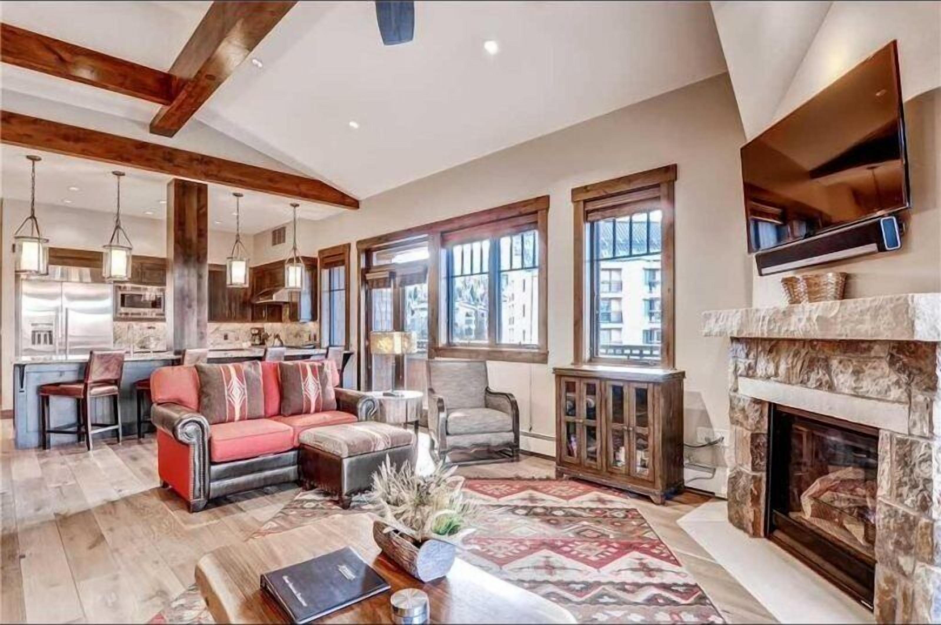 House (Luxury 4 Bedroom Penthouse Rental off) | Living room | TV, fireplace