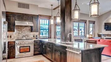 House (Luxury 4 Bedroom Penthouse Rental off) | Private kitchen