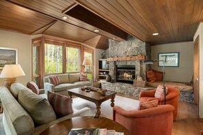 콘도 (Premier Ski in, Ski out 3 Bedroom Col) | 거실 | TV, 벽난로, 프  린터