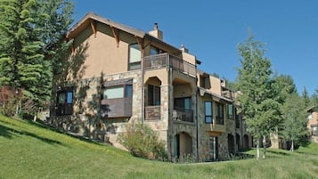 House (Premier Ski in, Ski out 2 Bedroom Col) | Exterior