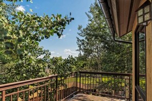 House (Premier Ski in, Ski out 2 Bedroom Col) | Garden